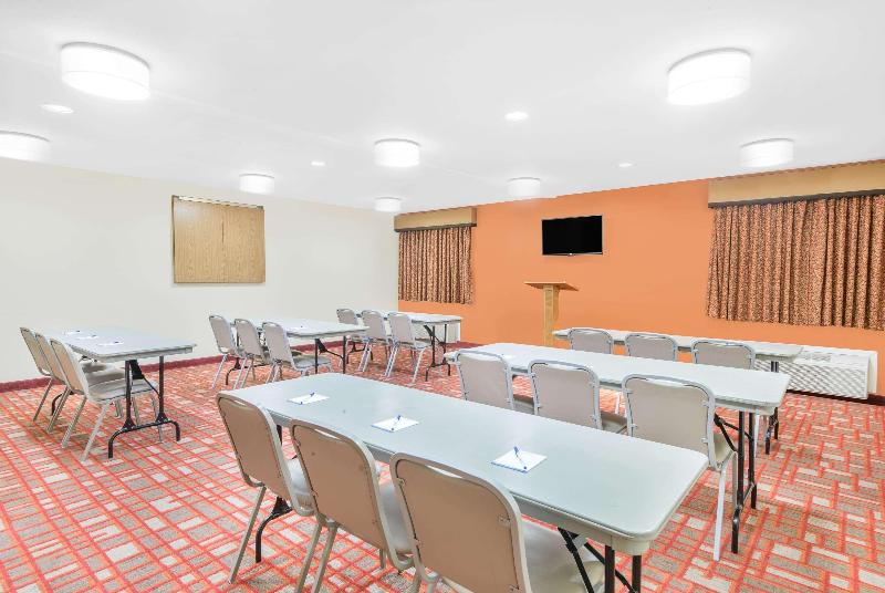 בית מלון כפרי Baymont By Wyndham Springfield South Hwy 65