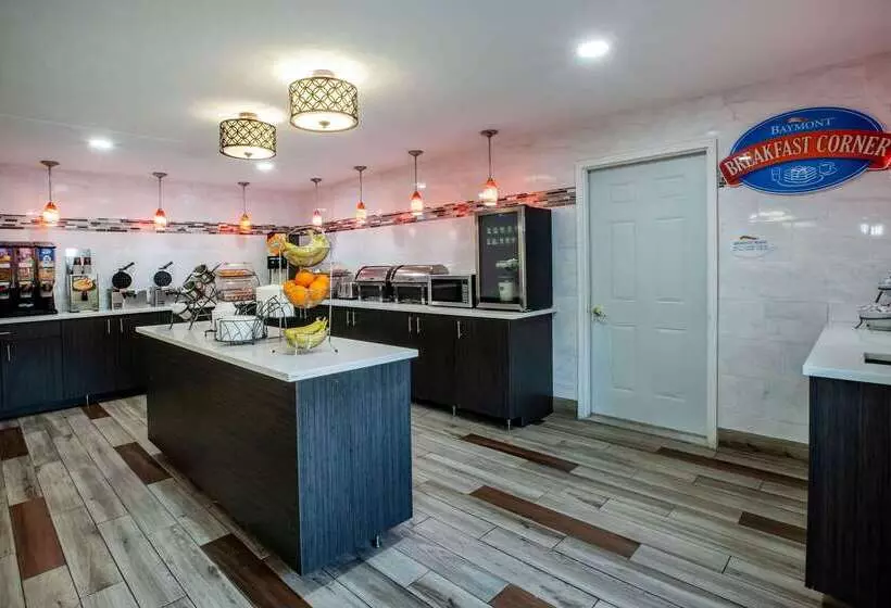 Отель Baymont By Wyndham Traverse City