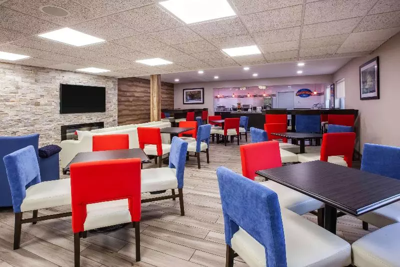 Отель Baymont By Wyndham Traverse City