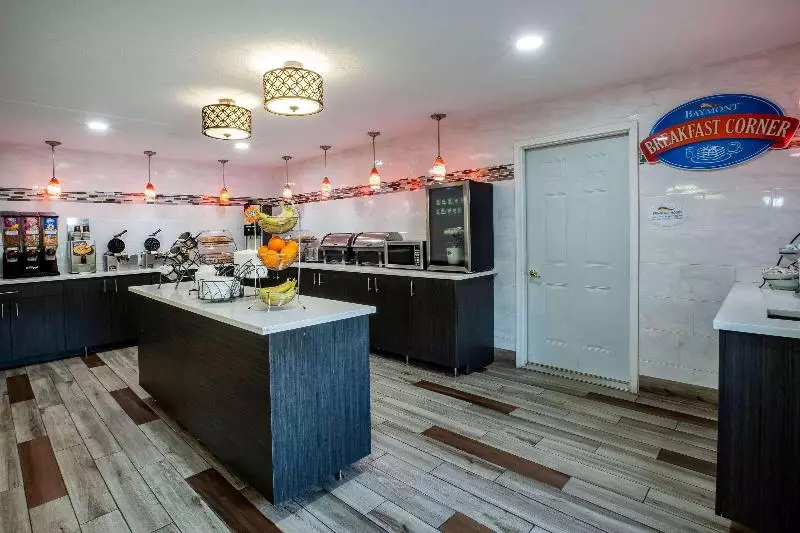 Отель Baymont By Wyndham Traverse City