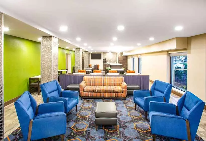 هتل La Quinta Inn By Wyndham St. Louis Hazelwood  Airport North