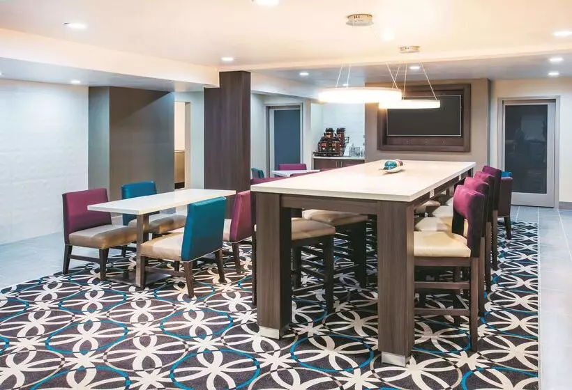 Отель La Quinta By Wyndham Cincinnati Ne   Mason