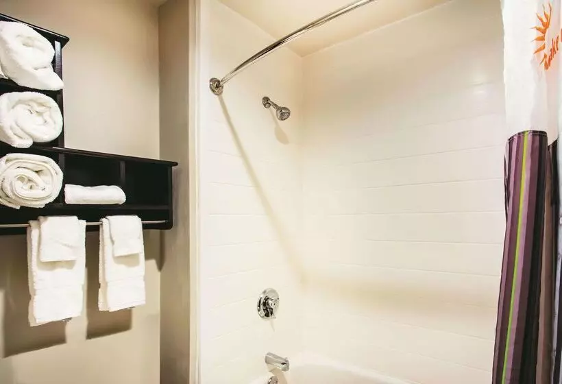 Отель La Quinta By Wyndham Cincinnati Ne   Mason