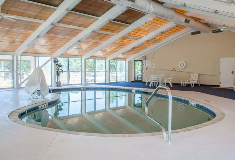 هتل Quality Inn & Suites At Airport Blvd I65