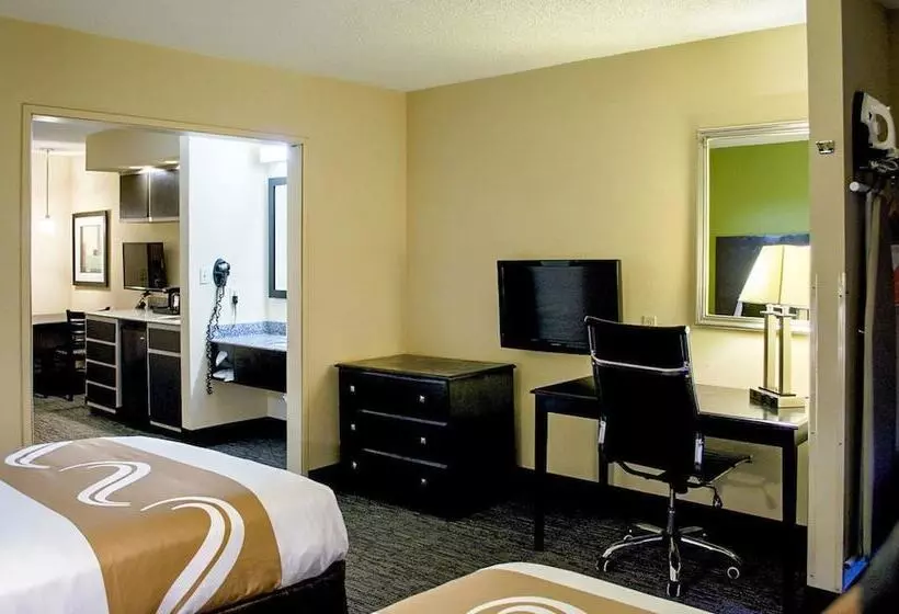 هتل Quality Inn & Suites At Airport Blvd I65