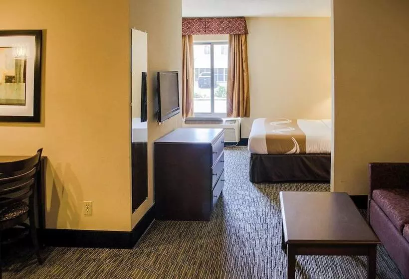 هتل Quality Inn & Suites At Airport Blvd I65