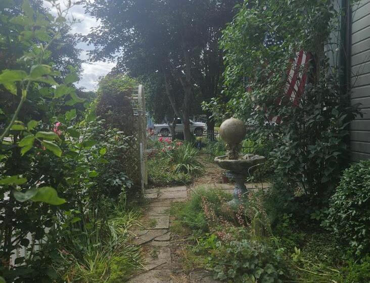 1873 Victorian Rose B & B