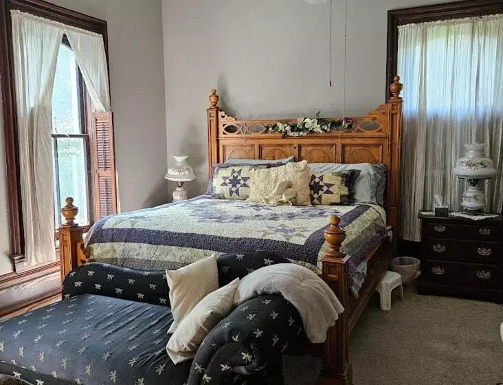 1873 Victorian Rose B & B
