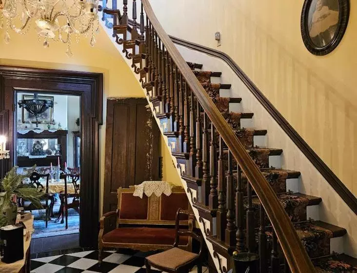 1873 Victorian Rose B & B