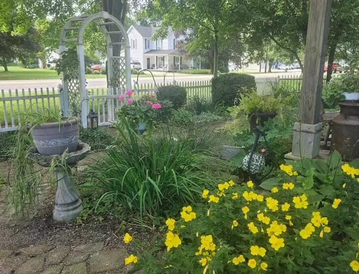 1873 Victorian Rose B & B