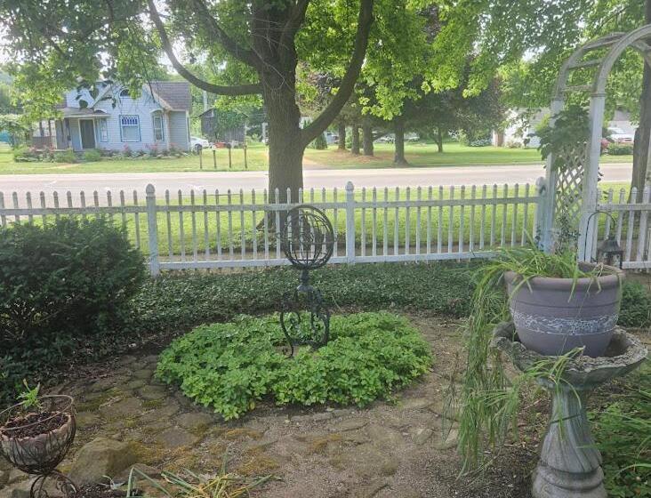 1873 Victorian Rose B & B