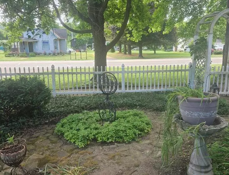 1873 Victorian Rose B & B