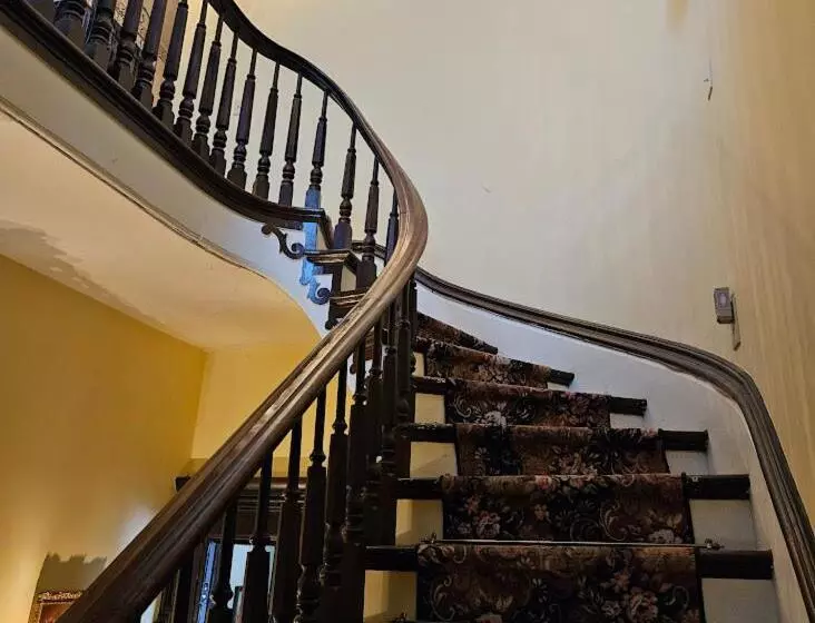 1873 Victorian Rose B & B