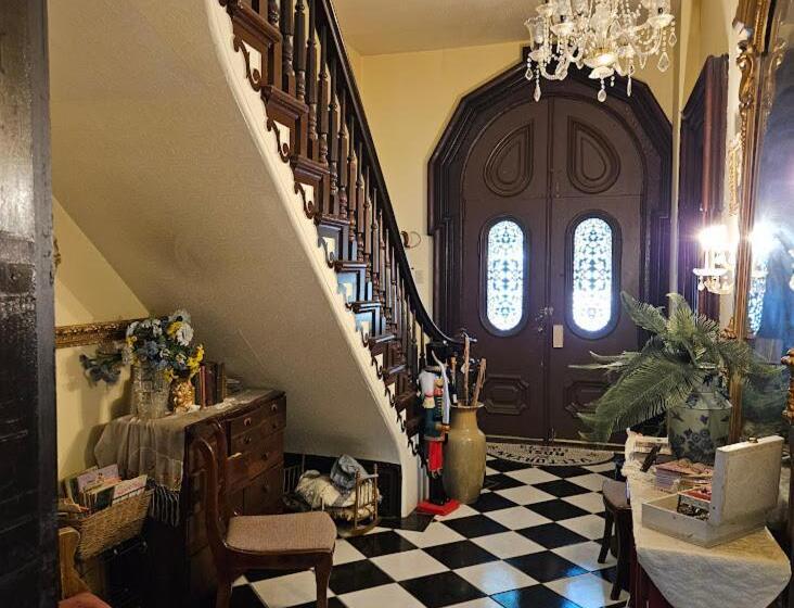 1873 Victorian Rose B & B