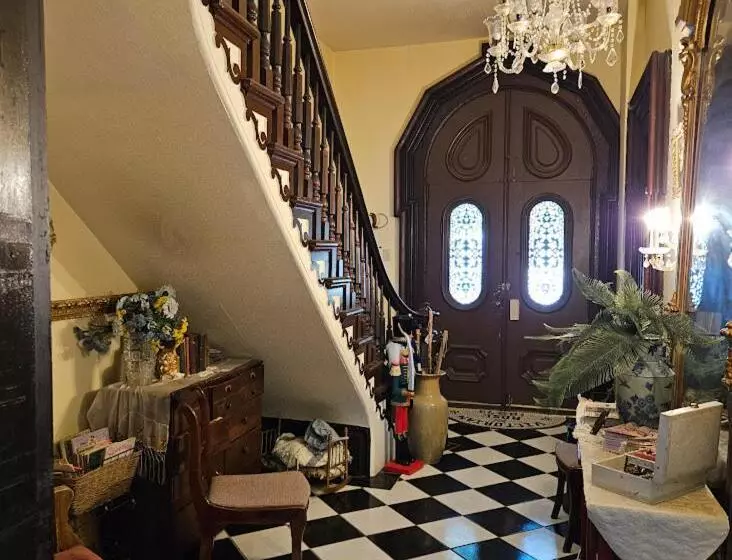 1873 Victorian Rose B & B