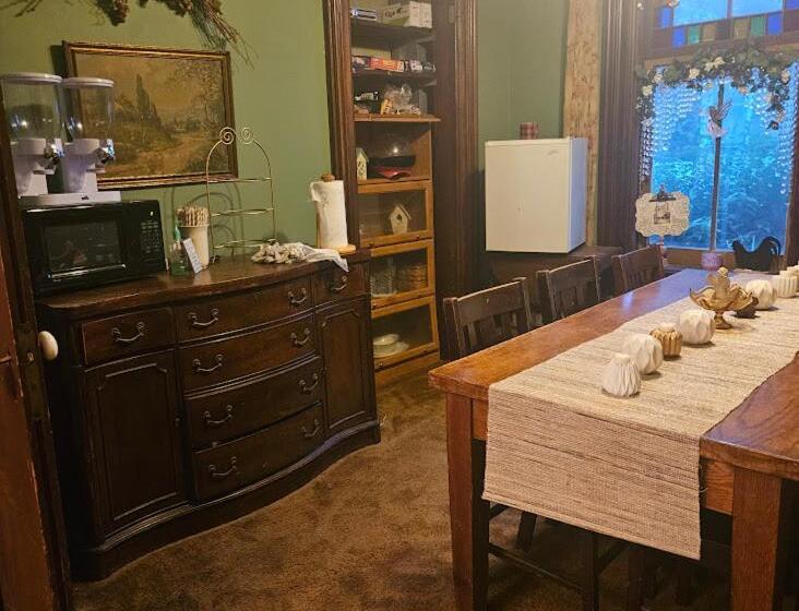 1873 Victorian Rose B & B