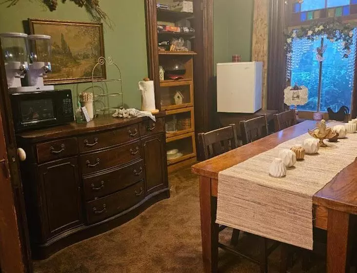 1873 Victorian Rose B & B