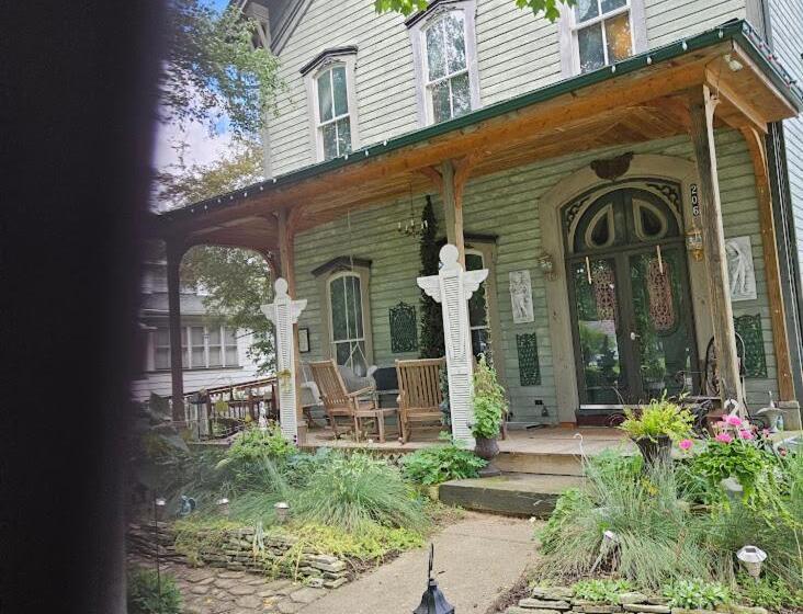 1873 Victorian Rose B & B