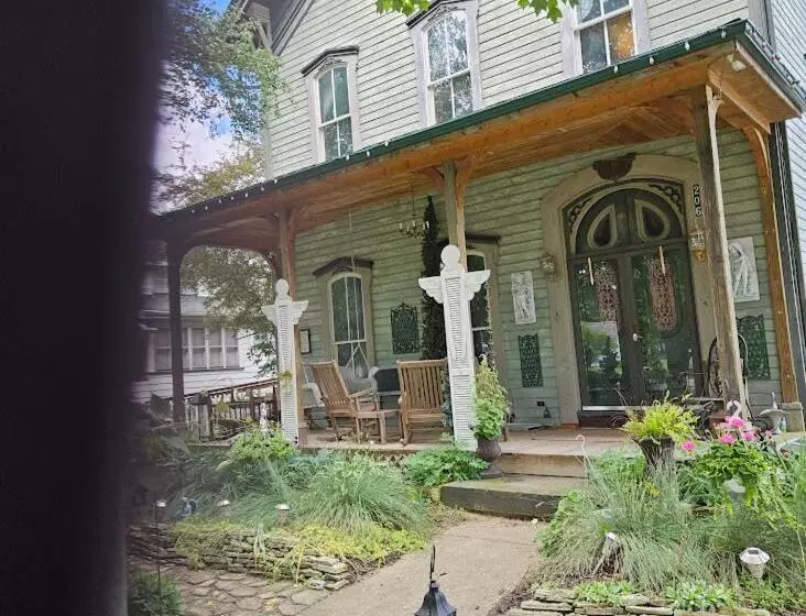 1873 Victorian Rose B & B