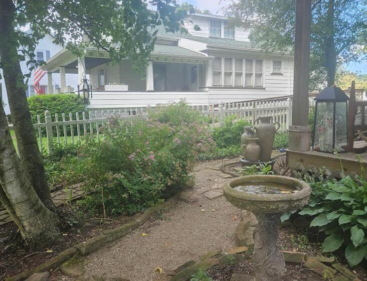 1873 Victorian Rose B & B