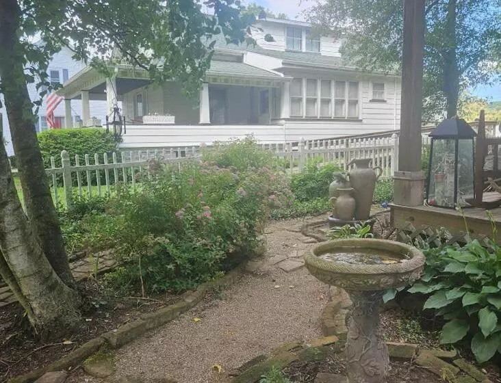 1873 Victorian Rose B & B