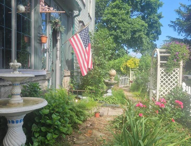 1873 Victorian Rose B & B