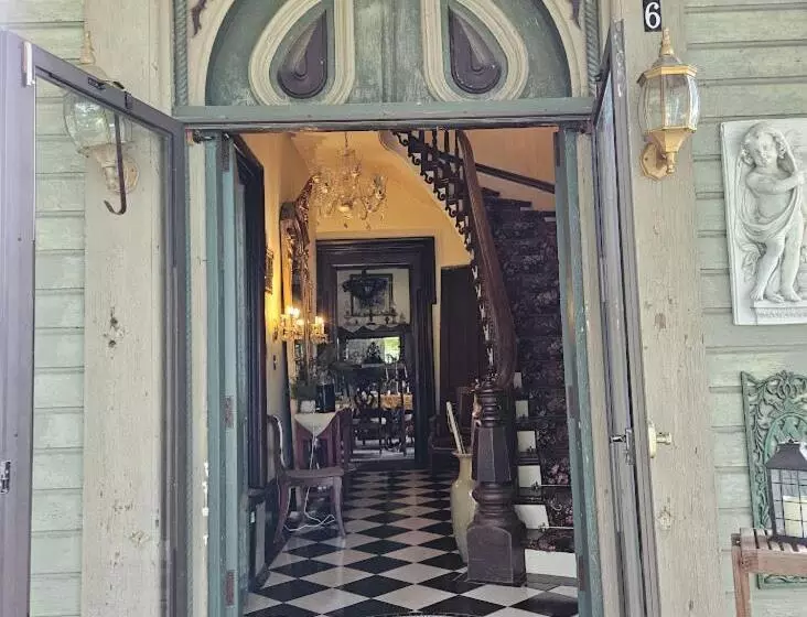 1873 Victorian Rose B & B