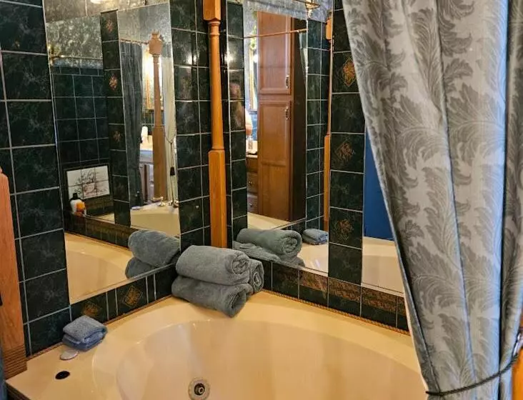 1873 Victorian Rose B & B