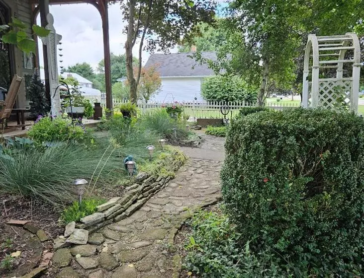 1873 Victorian Rose B & B