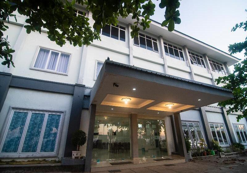 Collection O 1401 Hotel Mayanearketapang Satu Beach