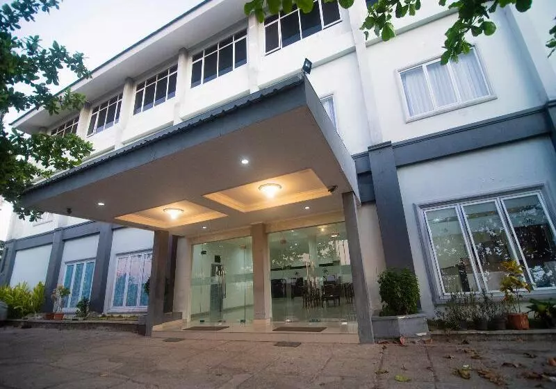 Collection O 1401 Hotel Mayanearketapang Satu Beach