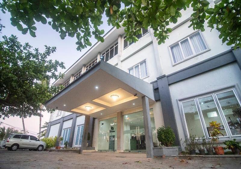 Collection O 1401 Hotel Mayanearketapang Satu Beach