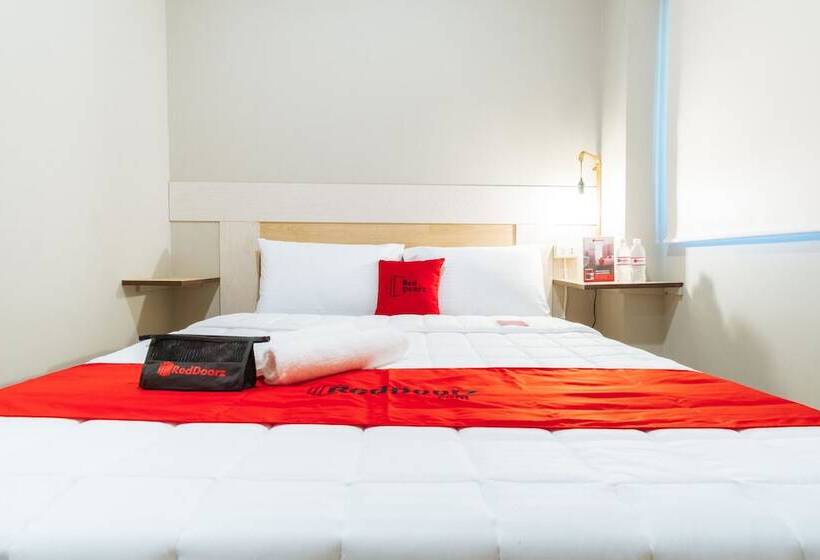 Отель Reddoorz Plus Near Osmena Highway 2