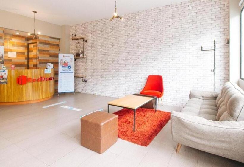 Отель Reddoorz Plus Near Osmena Highway 2