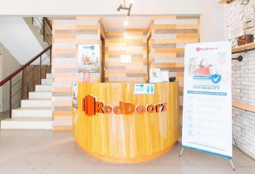 Отель Reddoorz Plus Near Osmena Highway 2