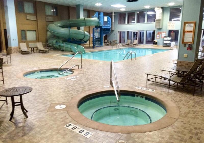 Отель Badlands Inn & Suites