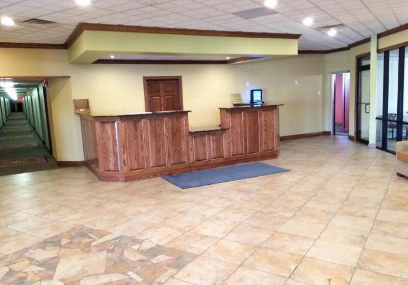 Отель Badlands Inn & Suites