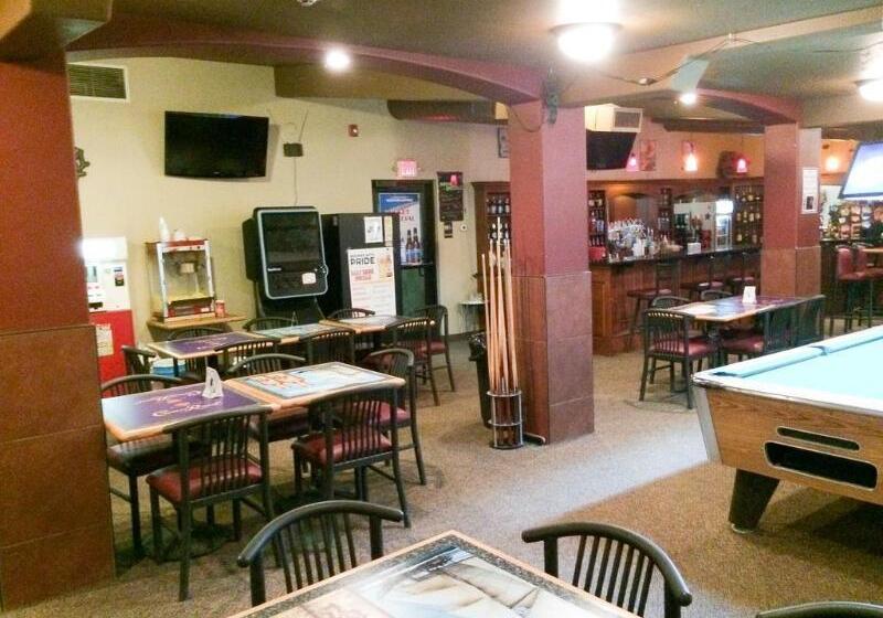 Отель Badlands Inn & Suites