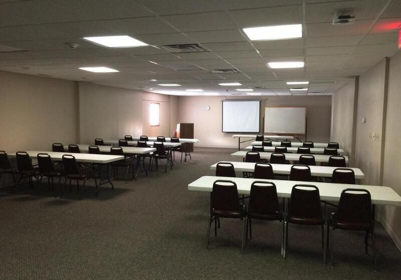 Отель Badlands Inn & Suites