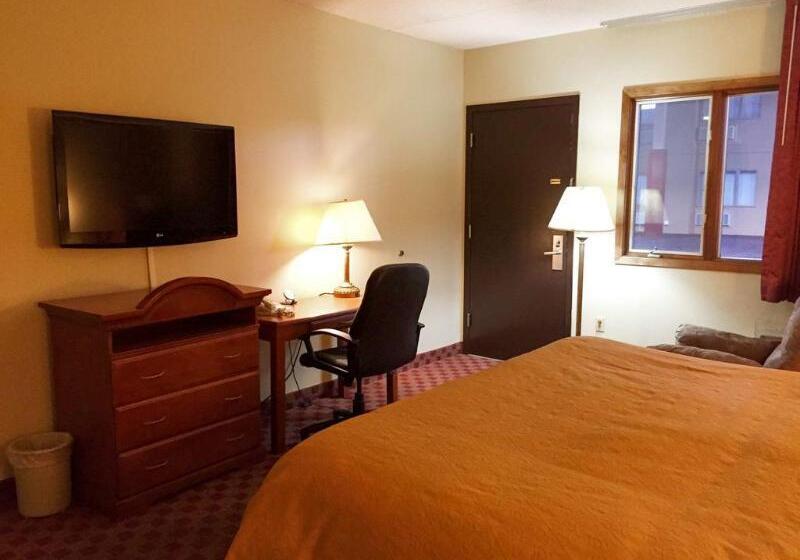 Отель Badlands Inn & Suites