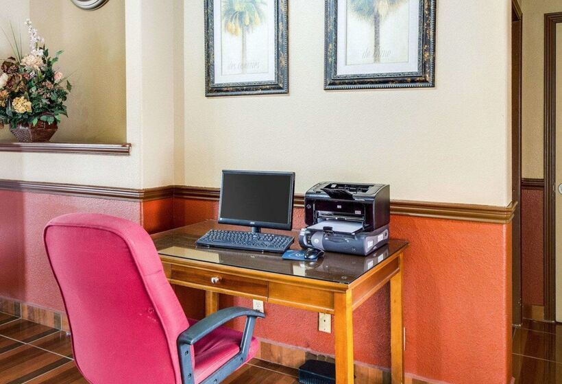 هتل Econo Lodge Inn & Suites