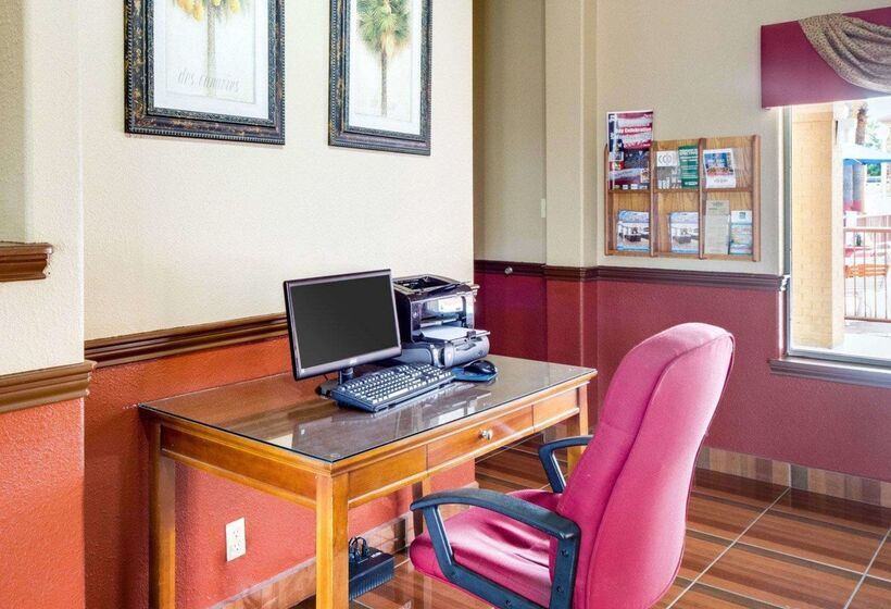 هتل Econo Lodge Inn & Suites