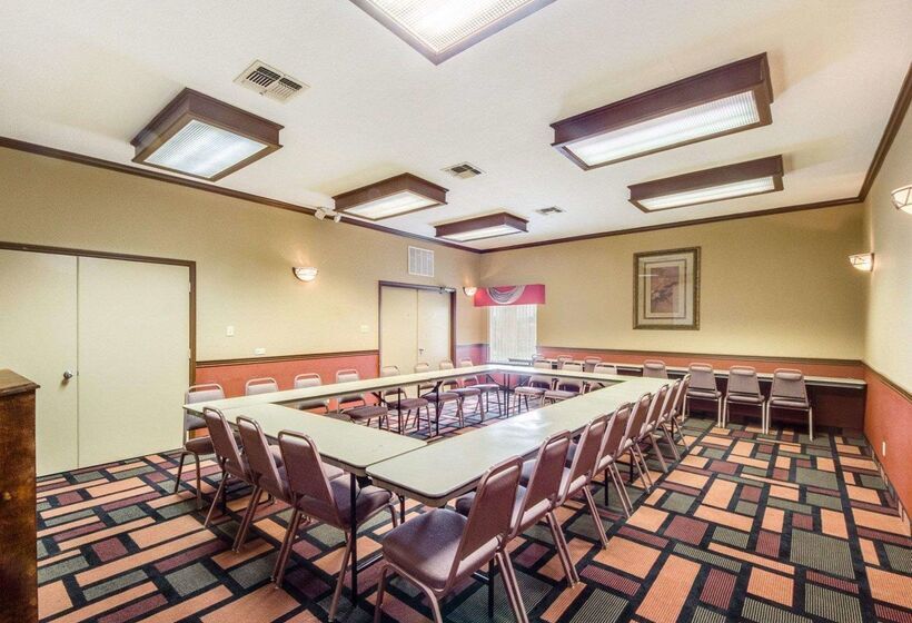 هتل Econo Lodge Inn & Suites