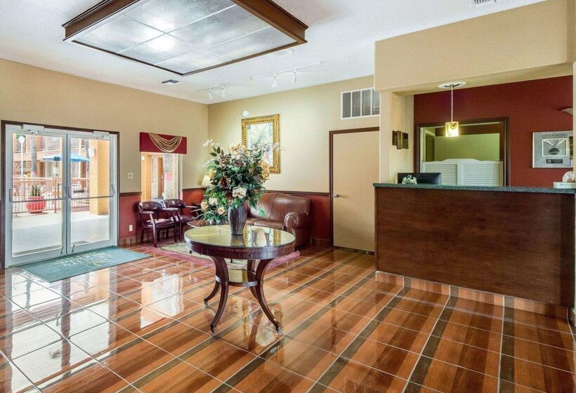 هتل Econo Lodge Inn & Suites