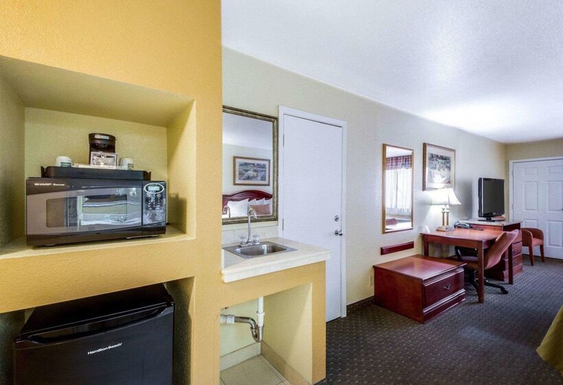 هتل Econo Lodge Inn & Suites