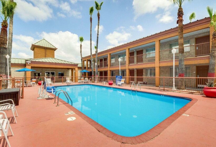 هتل Econo Lodge Inn & Suites