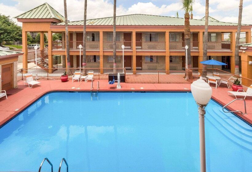 هتل Econo Lodge Inn & Suites