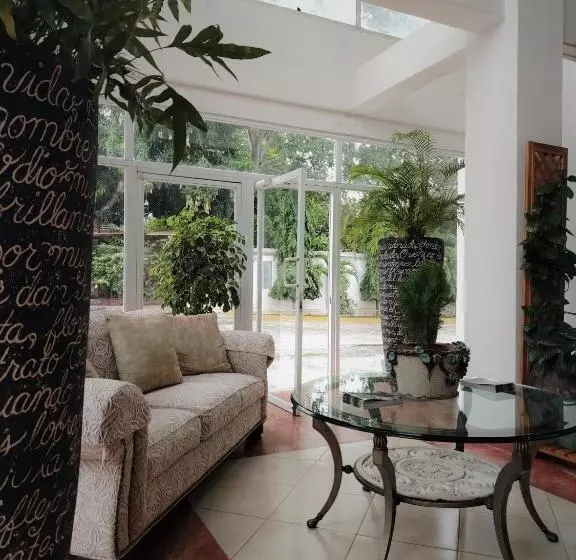 ホテル Coronado Inn