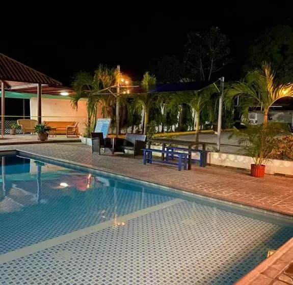 ホテル Coronado Inn