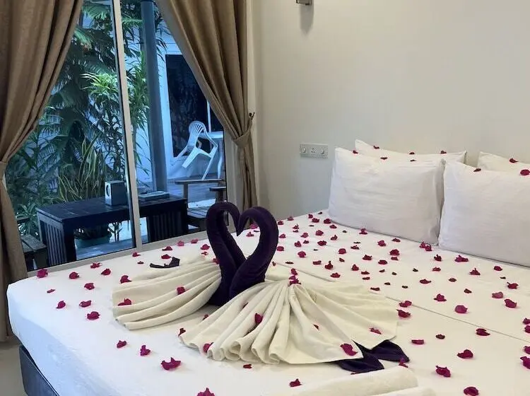 هتل Lagoon Villa Thoddoo